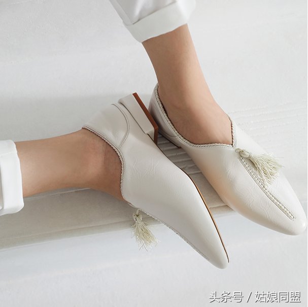 焦糖色已经out了!现流行奶油棕大衣+小鸟鞋，优雅时髦借钱都要买