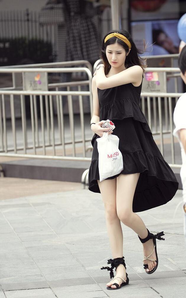 路人街拍，小姐姐一袭黑色吊带，尽显窈窕曼妙的身姿曲线