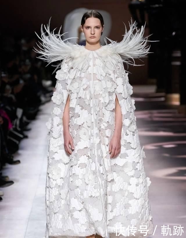 『花朵』2020开春 流行穿“开满花”的裙子,谁穿谁美!