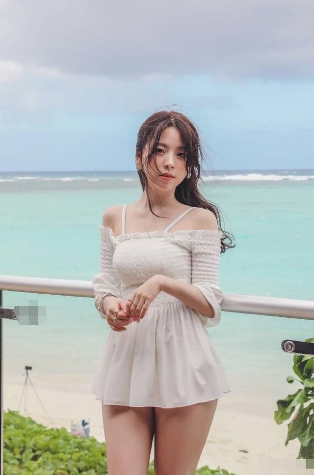  『前卫』皮肤白皙的气质美女，一身前卫时尚的穿搭尽显女神风范