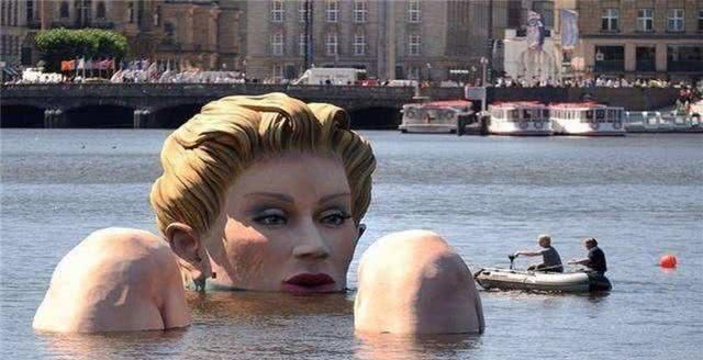 湖中出现的巨型“美人鱼”，被游客争抢着拍照