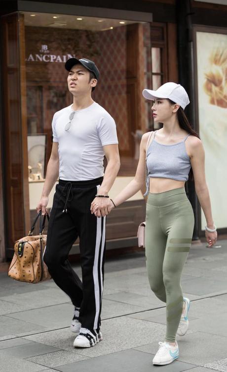 街拍：T恤搭配复古宽松版牛仔裤，清新优雅效果立竿见影