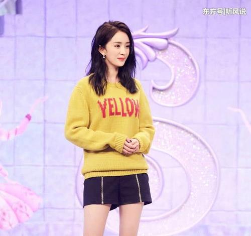 杨幂又来带货了，“嘴唇”鞋子时髦到上天，显瘦显高一级棒！