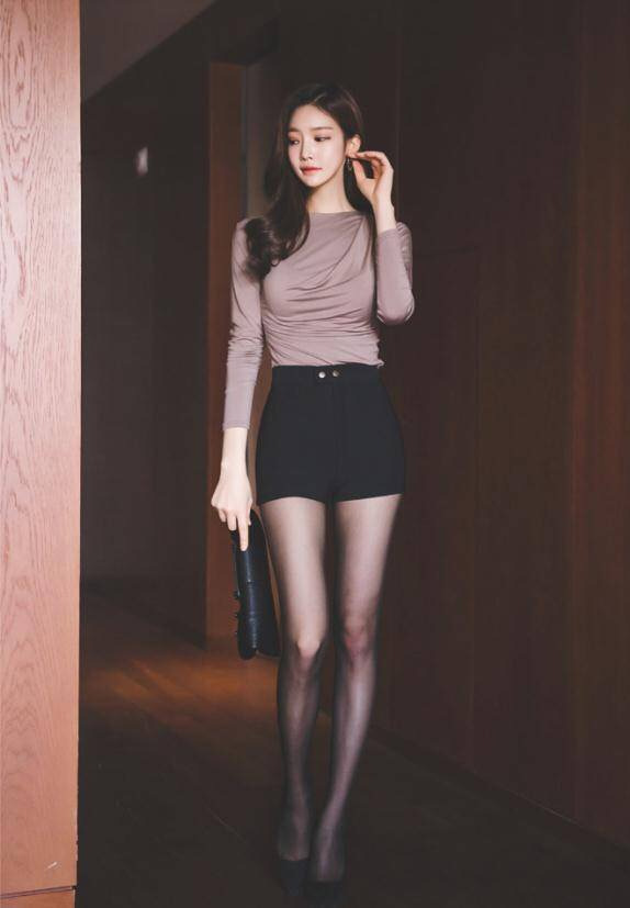 温润典雅的气质美女，精致套装显成熟魅力，巧笑嫣然让人心动！