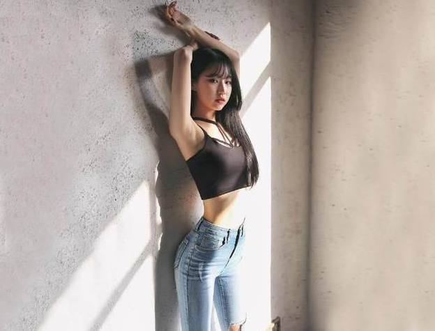 个性穿搭的牛仔裤女神，散发出时尚风情，很有吸引力！