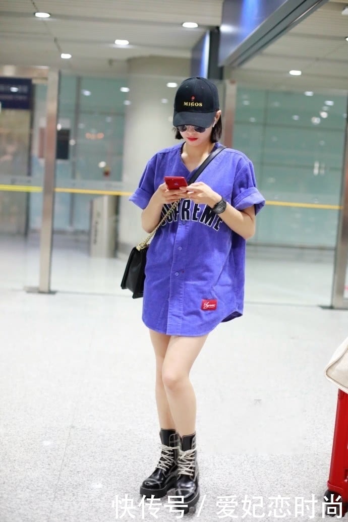 宋茜瘦回颜值巅峰！皮裙配白鞋露出长袜子也不丑，网友：腿细了！