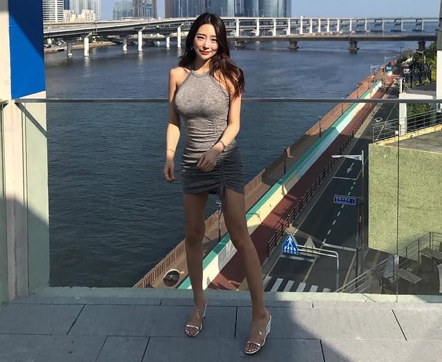 和灰色吊带裙来个海边桥上的偶遇，瞬间就移不开眼