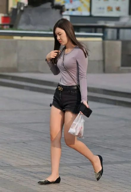 气质小姐姐紧身上衣尽显迷人曲线，不穿丝袜长腿一样圆润有型