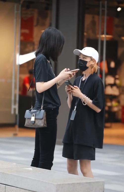 「坐下」有一种人穿闺蜜装,坐下来都一样,一站起来,闺蜜瞬间变小朋友!
