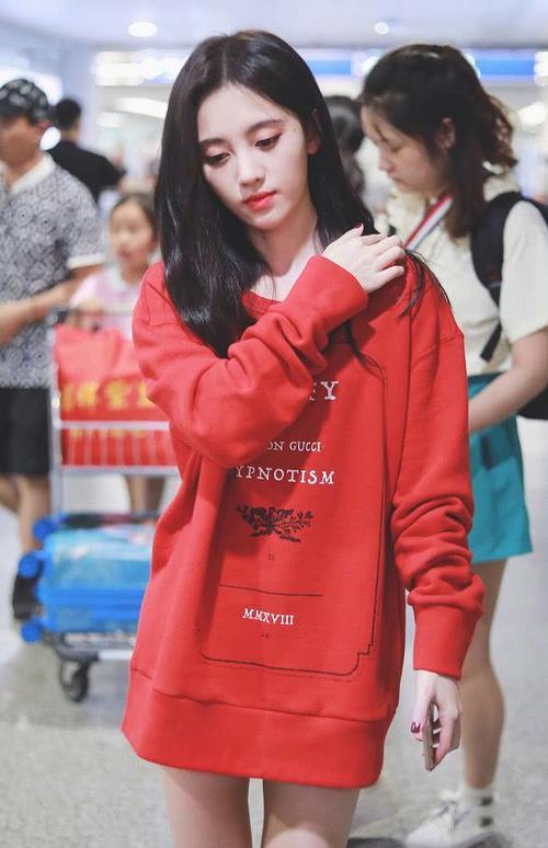 鞠婧祎也开始不好好穿衣服，全身就穿一件T恤真自以为很性感？