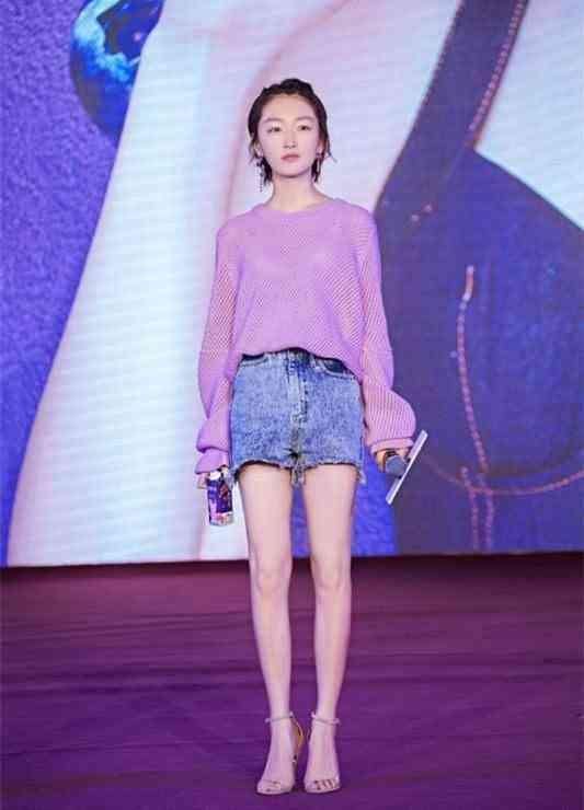 周冬雨的腿太厉害，“筷子”都没有她直，“圆规”都没她形好