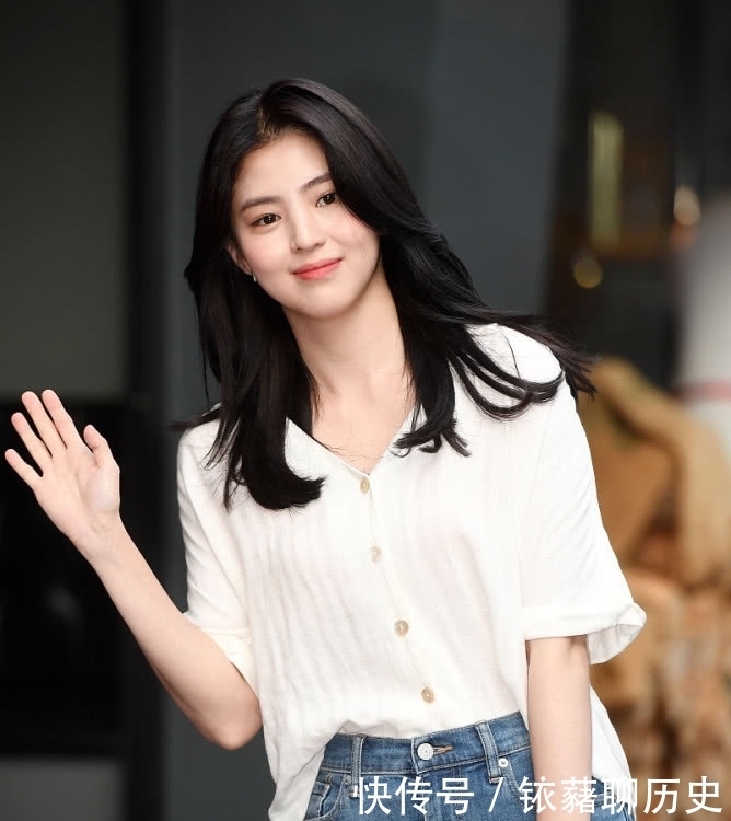 邻家:佳人韩素希打扮的如同邻家小妹,牛仔裤方头鞋清新自然