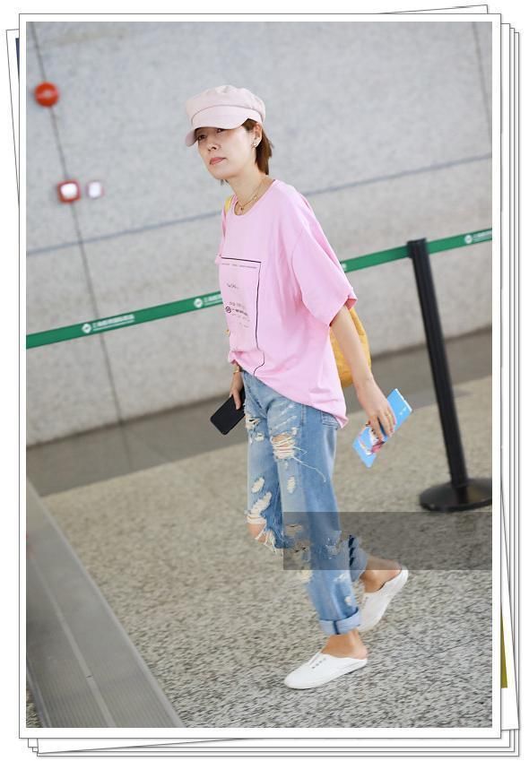 马伊琍够狠！42岁穿粉色T恤衫不输21岁张雪迎，网友：嫩炸了！