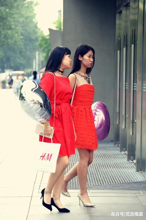 一对身材不同的闺蜜，她们穿着红裙，却搭配不一样的尖头细高跟鞋