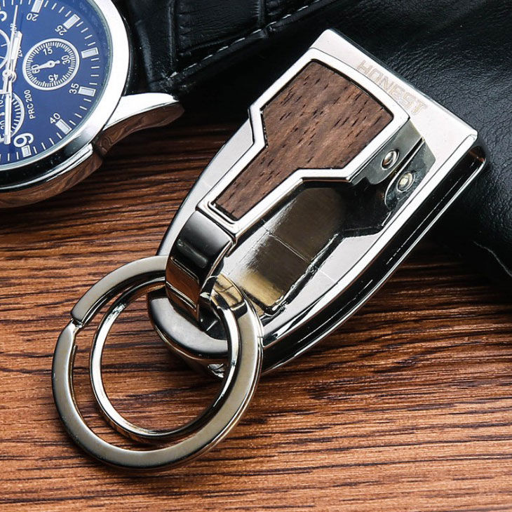 钥匙揣裤兜里?真难看!如今流行这样挂，时尚显眼又耐用