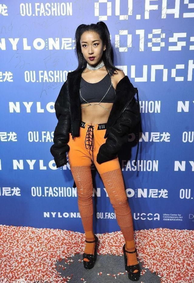 吉克隽逸脸比不上刘亦菲，想在身高上占优势，硬穿了20厘米高跟鞋