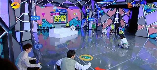  谭松韵@谢娜不小心要摔出舞台时，谁注意到张新成在身后做了什么？