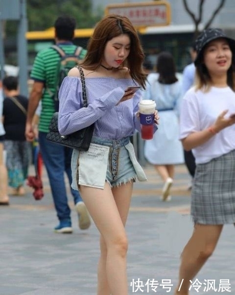 解锁■出街回头率百分百，街拍美女：小姐姐解锁牛仔热裤新穿法