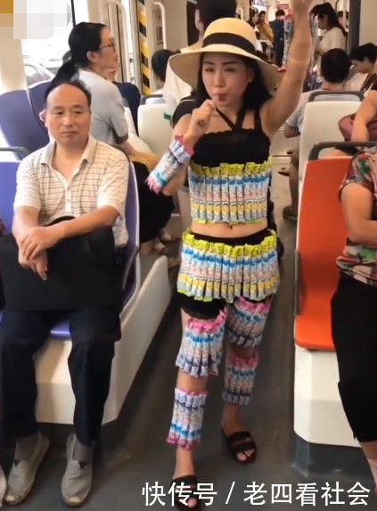美女在高铁上身穿冰棒衣，既能防暑又能解渴