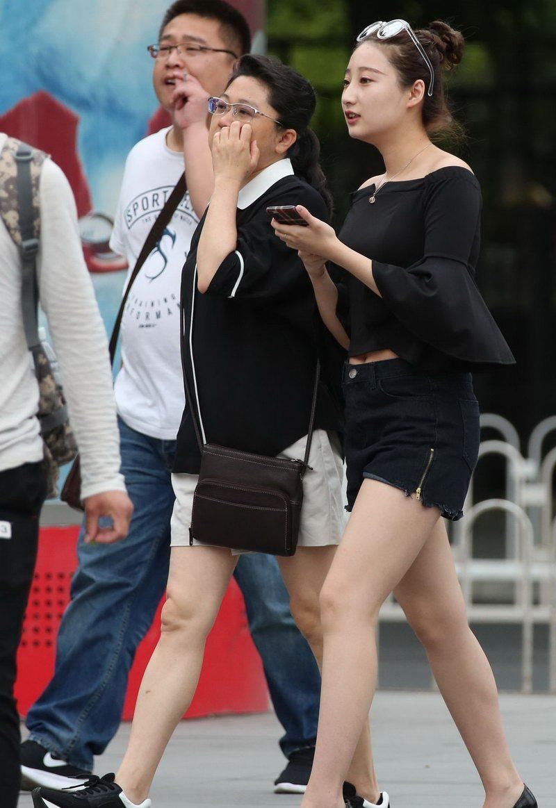 东路街拍: 一身黑色时尚装的白嫩美腿妹子, 穿出长腿女神范儿