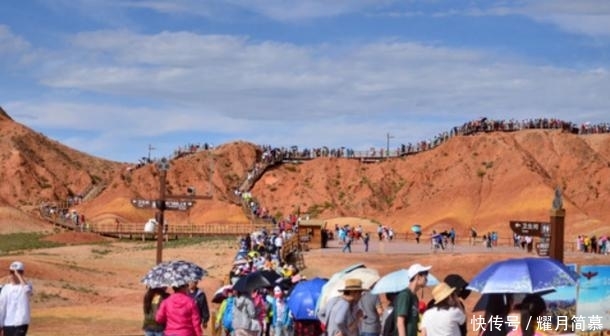 女游客不听劝阻翻护栏,踩着丹霞地貌,景区:一个脚印60年!