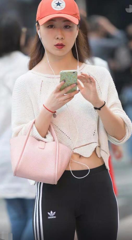 街拍：时尚小姐姐紧身裤紧绷出无痕美臀，线条感吸睛无数