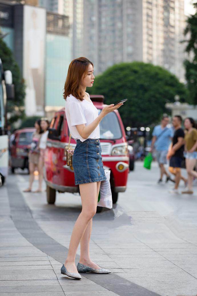 重庆街拍, 设计感十足的修身连衣裙, 也掩盖不了小姐姐的好身材