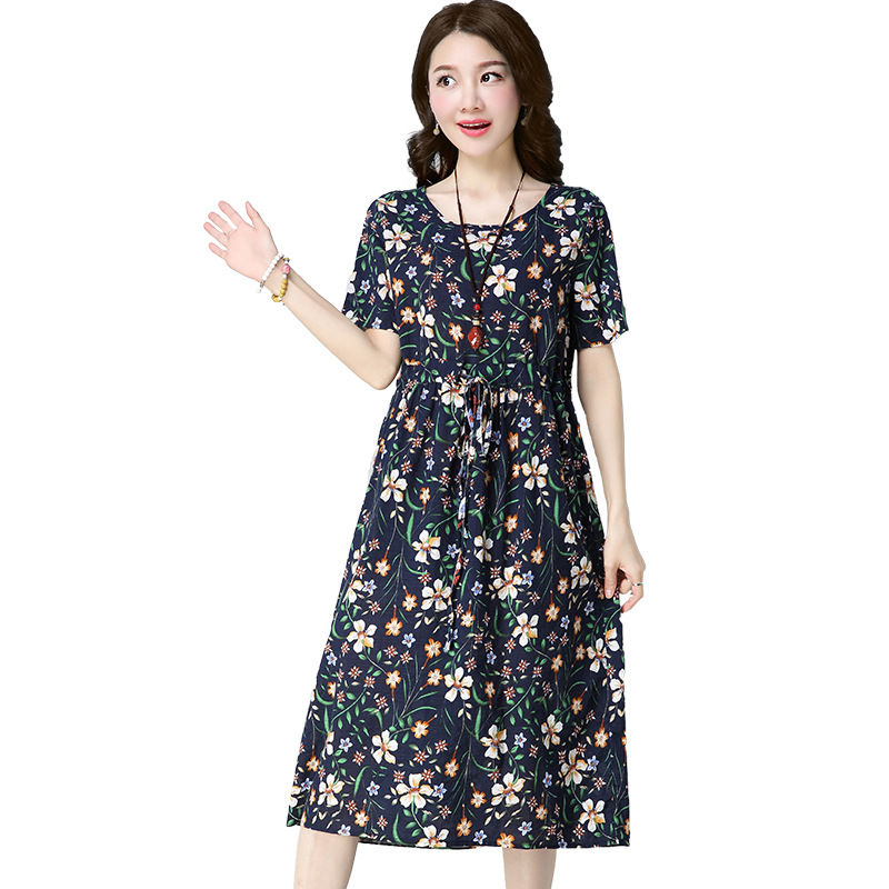 去小姨家玩，看见小姨一件件连衣裙美丽极了，回家也跟着买