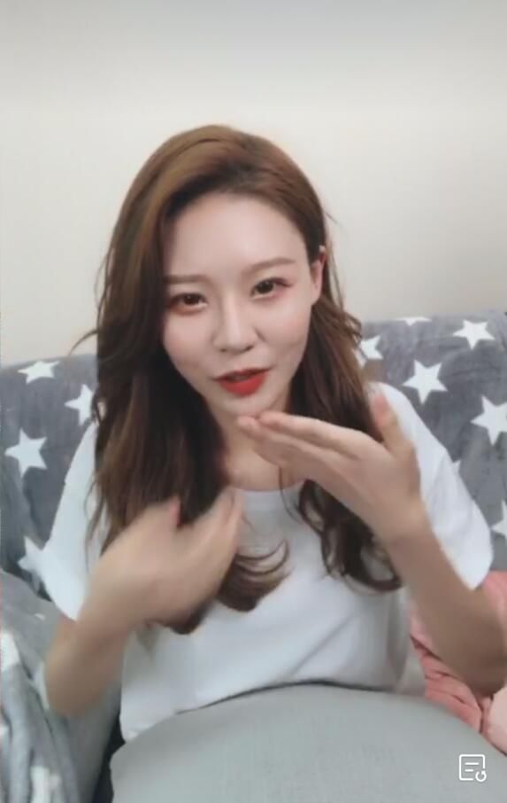 温婉开直播回应黑料 网上的视频不是本人，承认双眼皮是花钱做的