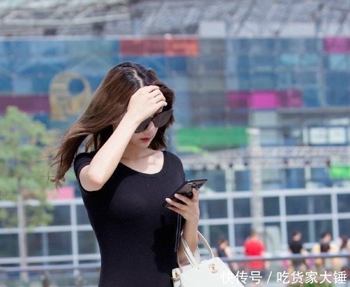  女人|街拍微胖身材才是极品，穿紧身裙女人味十足