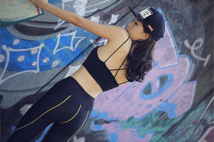 美女坚持健身 穿上吊带背心的瞬间 大家都眼睛亮了