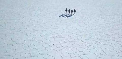 非洲沙漠呈现雪白色,如同下过雪一般,这样的沙漠你见过吗?