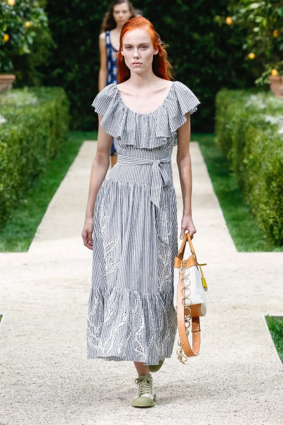 娜扎预测黄铜包边帆布鞋将成爆款,Tory Burch把浪漫融入运动风!