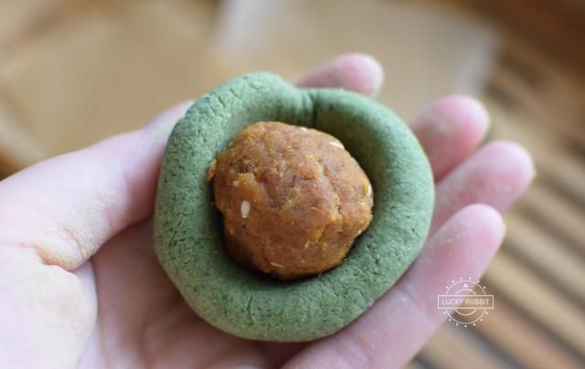 [咸蛋黄肉松]这种做法做的青团，甜糯不粘牙，隔夜都不硬，孩子都能吃三个