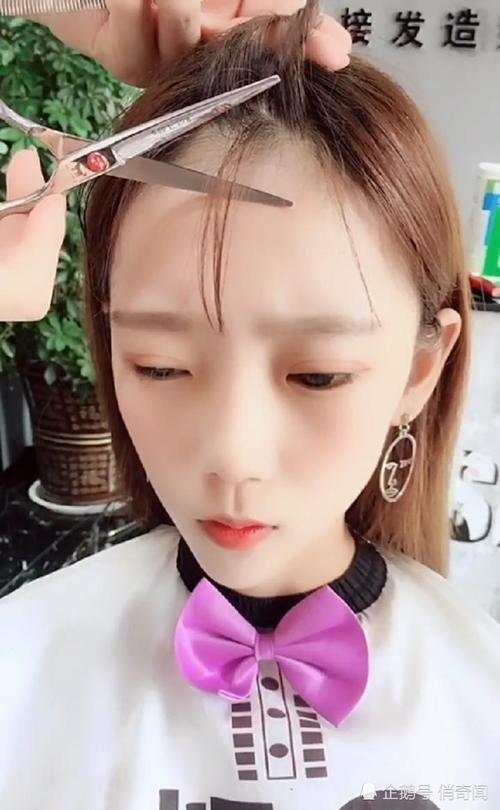 发际线很高的宅女去理发店修刘海，修完后秒变甜美系女神