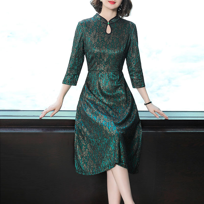 53岁老婆穿这“孔雀绿”秋裙，高贵轻盈巧减龄，没人敢喊:大妈