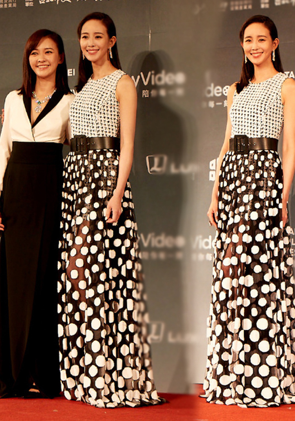 张钧甯放飞自我了，透明长裙直接穿上身，网友：好在上身装够长！