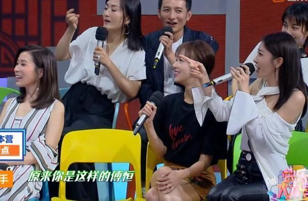 佘诗曼穿连衣裙，吴谨言穿半身裙，却都不及穿黑色皮裤的秦岚抢镜