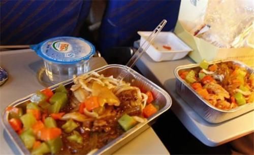  空姐：为什么坐飞机时，空姐会不停的送吃的？多数人不知其中“