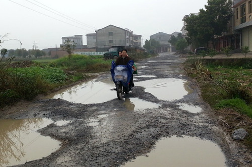 10年寿命的“村村通”公路，不到2年就成了“村村痛”，为啥？