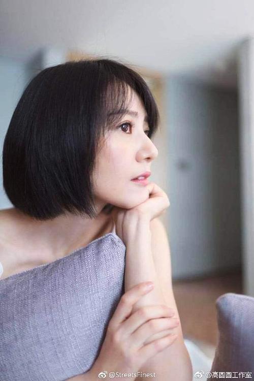 高圆圆真会装嫩，吊带衫却配了这样一条裙子，赵又廷快来管管！