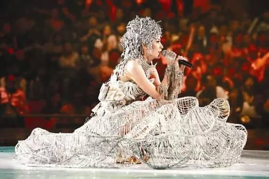 脸再大也拒绝整容 回怼代孕传闻 她是香港最后一个天后也是现实版