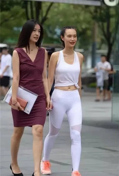 两位小姐姐大街上争艳，白色紧身裤小姐姐甩紫色连衣裙小姐姐十条