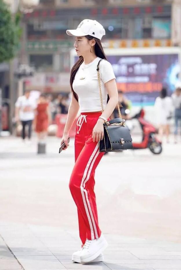 路人街拍清纯美女，紧身的白色上衣，每个小姐姐都很清纯、气质