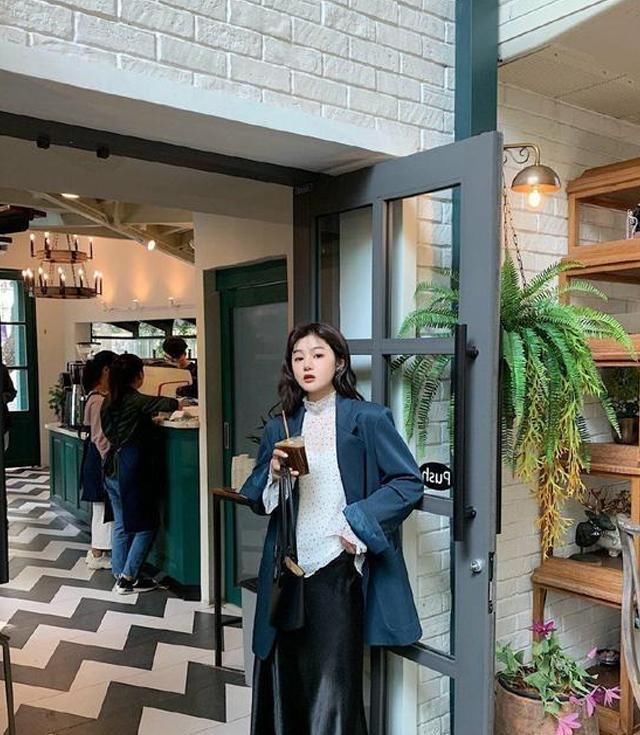  「气质」小姐姐穿着黑色的吊带连衣裙, 少女感十足, 十分减龄