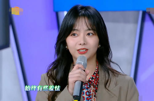  「谭松韵」有种“c位”叫谭松韵，虽然个子比其他人矮一截，却无意成全场焦点