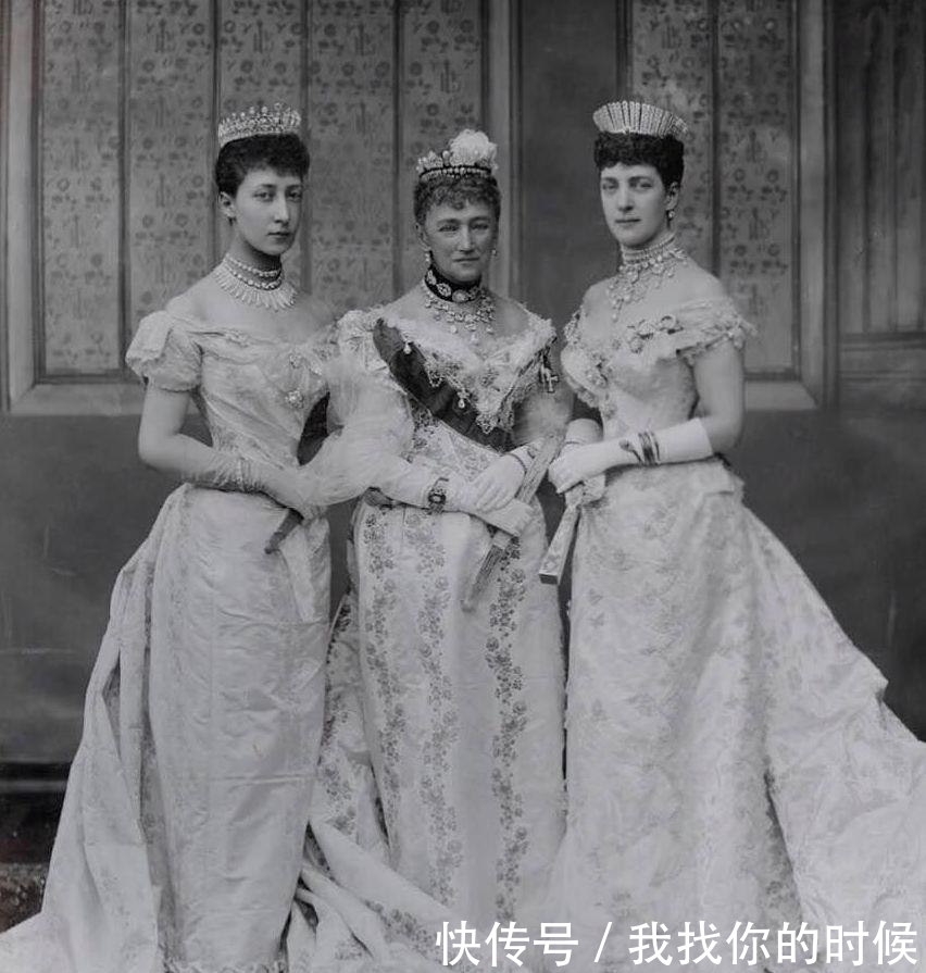  『玛丽王后』以前的英国王后如人形珠宝展示架，暴发户式珠宝搭配现在看不到了