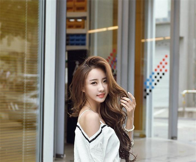 美女街拍， 高腰修身打造优雅完美的身型 ,更引人注目欣赏