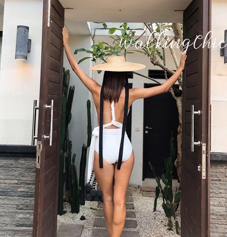 中山温泉来了泰国名模,黄色草帽大秀妖娆,上演S型女性美