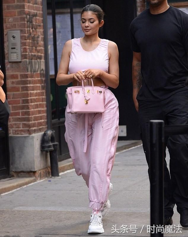 名媛金卡戴珊家族小妹凯莉詹纳外出，穿着粉色运动装，很时髦